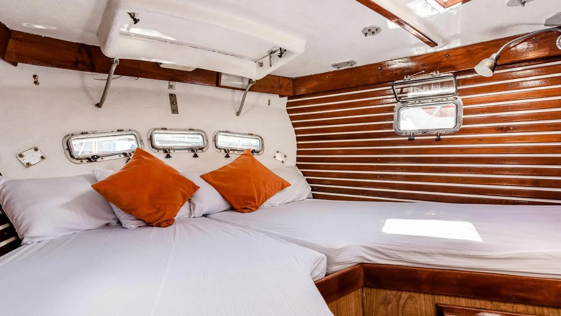 Walk Barefoot To Beach! Two Bathrooms! Entire Private Sailboat Isla Mujeres