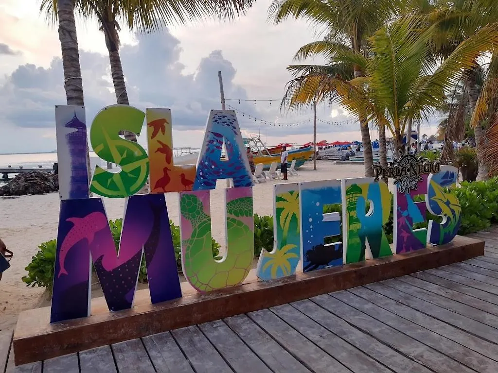 Hotel en barco Walk Barefoot To Beach! Two Bathrooms! Entire Private Sailboat Isla Mujeres